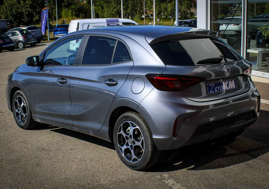 Vue 3/4 arrière droite d’une MG3 1.5L HYBRID+ 195CH Luxury gris métallisé Hampstead avec jantes alliage et vitres teintées.