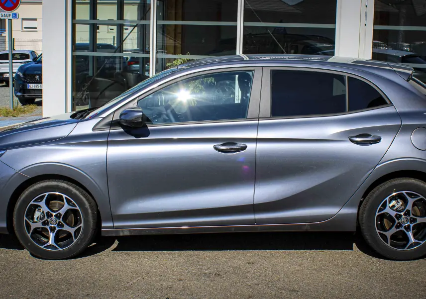 Vue latérale droite d'une MG3 1.5L Hybrid+ 195CH Luxury en gris métallisé Hampstead, avec jantes alliage distinctives.