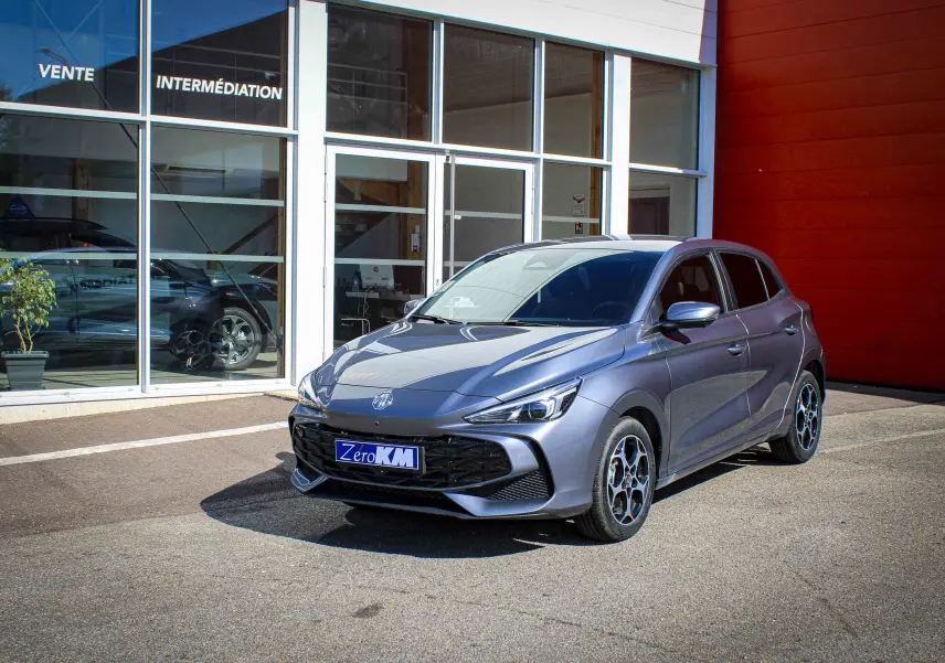MG3 1.5L Hybrid+ 195ch Luxury gris Hampstead, vue 3/4 avant droit, calandre noire et jantes originales.