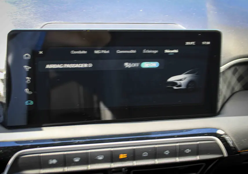 Écran tactile central de MG3 2026 affichant les réglages de sécurité avec une interface moderne et épurée.