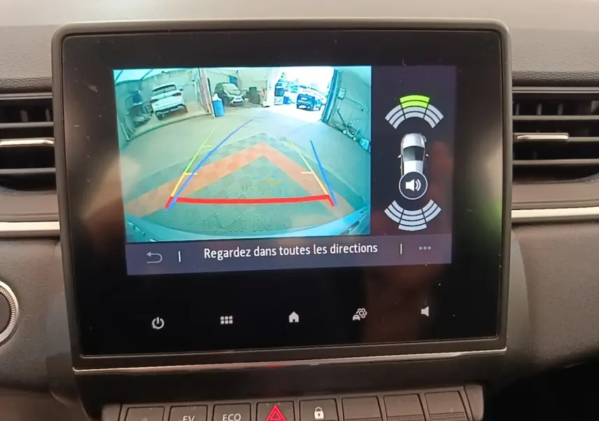 Écran tactile central du Renault Captur Business E-Tech 2022 montrant la caméra de recul avec aides au stationnement.