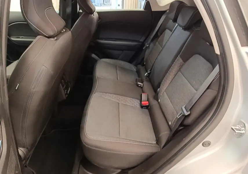 Vue côté droit sur la banquette arrière grise du Renault Captur Business E-Tech hybride 2022 avec ceinture et appuie-têtes.