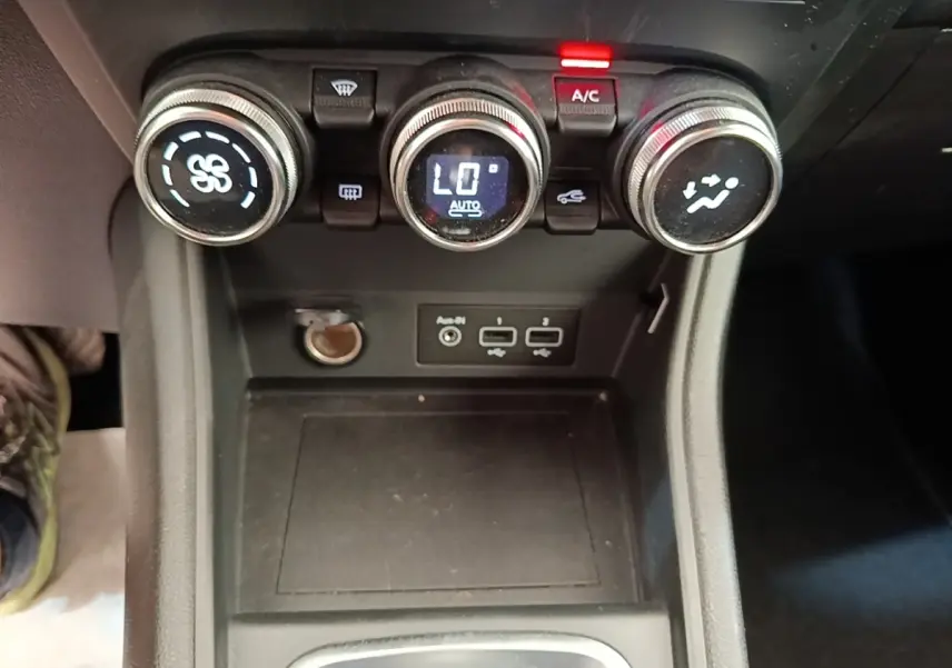 Vue rapprochée du tableau de bord central du Renault Captur Business E-Tech 2022, avec commandes climatisation et ports USB visibles.