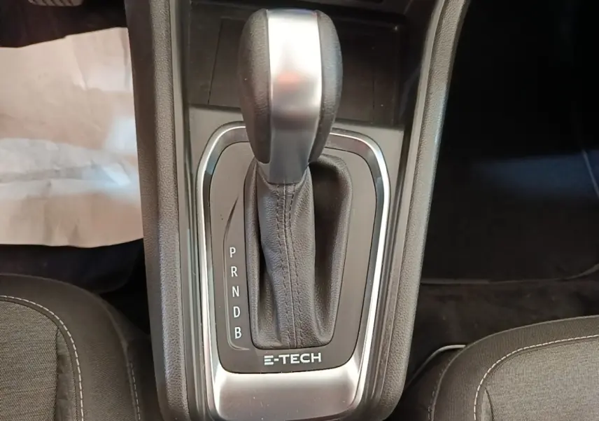 Vue rapprochée de la commande de boîte automatique noire avec logo E-TECH du Renault Captur gris clair hybride.
