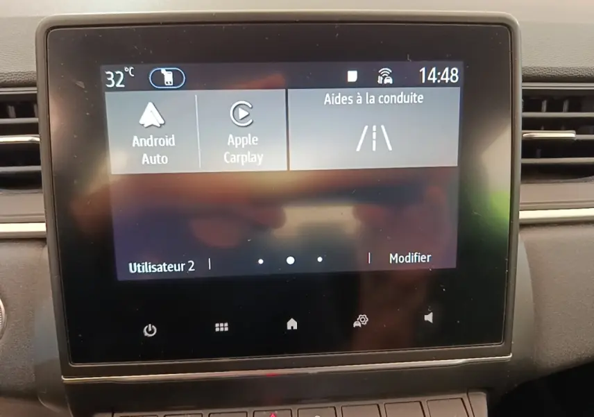 Écran tactile central du tableau de bord du Renault Captur Business E-Tech gris clair, affichant Android Auto et Apple CarPlay.