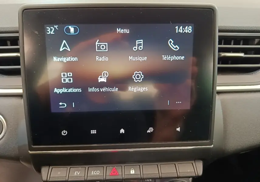 Écran tactile central du tableau de bord du Renault Captur Business E-Tech hybride 2022, affichant le menu principal.