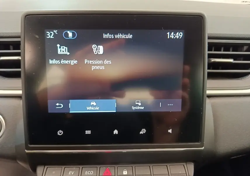 Écran tactile central du tableau de bord du Renault Captur Business E-Tech hybride gris clair, affichant les infos véhicule.