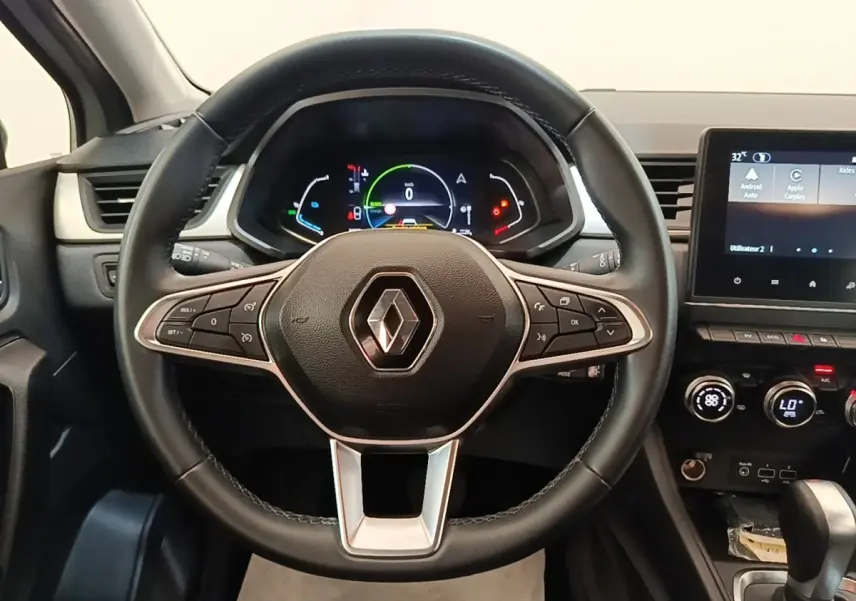 Volant cuir synthétique multifonctions de Renault Captur Business E-Tech 2022, vue frontale du tableau de bord et écran tactile.
