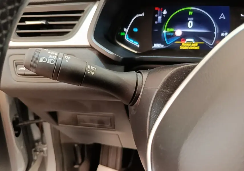 Gros plan sur le combiné d'instruments digital et la commande des phares du Renault Captur Business E-Tech hybride 2022.