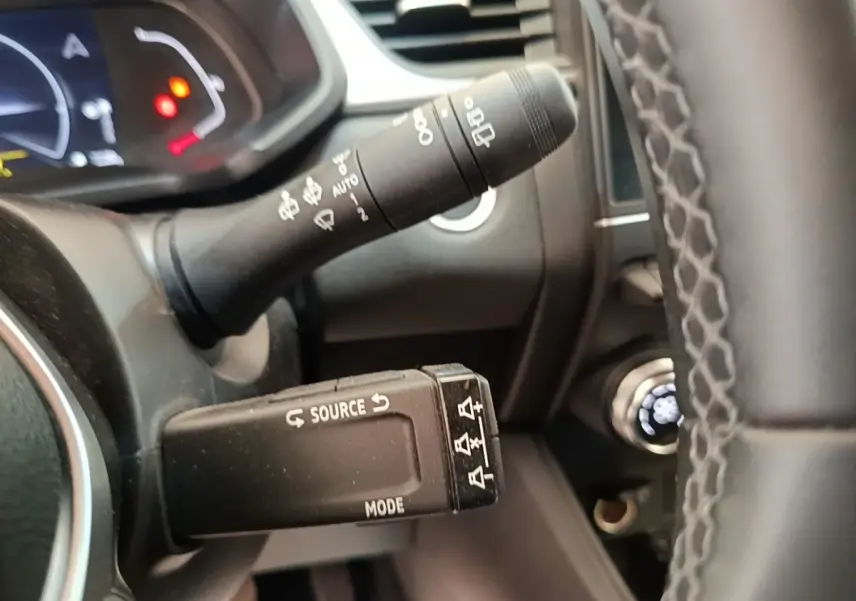 Gros plan sur le volant cuir synthétique et les commandes multifonctions du Renault Captur Business E-Tech hybride 2022.