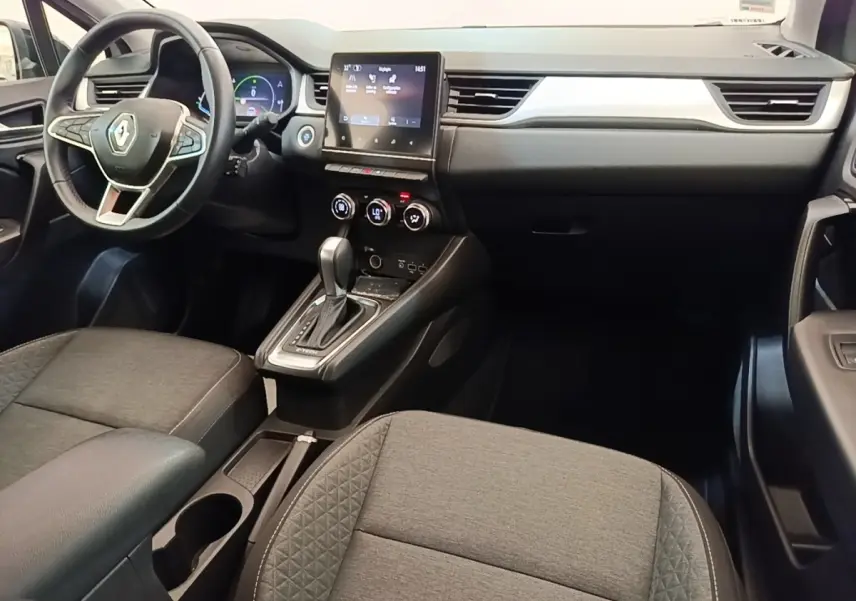 Intérieur avant du Renault Captur Business E-Tech gris clair, volant multifonctions et écran tactile central visible.