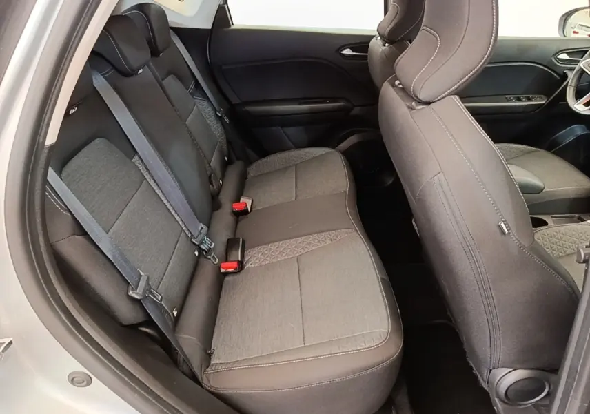 Vue intérieure côté gauche montrant la banquette arrière grise et les sièges avant du Renault Captur Business E-Tech hybride 2022.