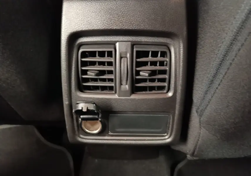 Détail des aérateurs arrière et prise 12V dans l'habitacle noir du Renault Captur Business E-Tech hybride 2022.