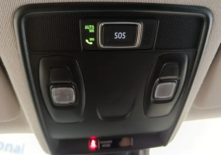Vue en gros plan du plafonnier intérieur noir avec bouton SOS et éclairages de lecture dans un Renault Captur gris clair.