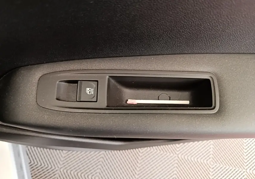 Gros plan sur la commande de lève-vitre côté conducteur du Renault Captur Business E-Tech gris clair 2022.