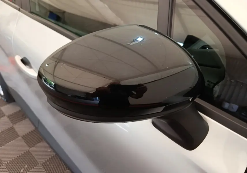Gros plan sur le rétroviseur noir côté gauche d’un Renault Captur gris clair Business E-Tech hybride 2022.
