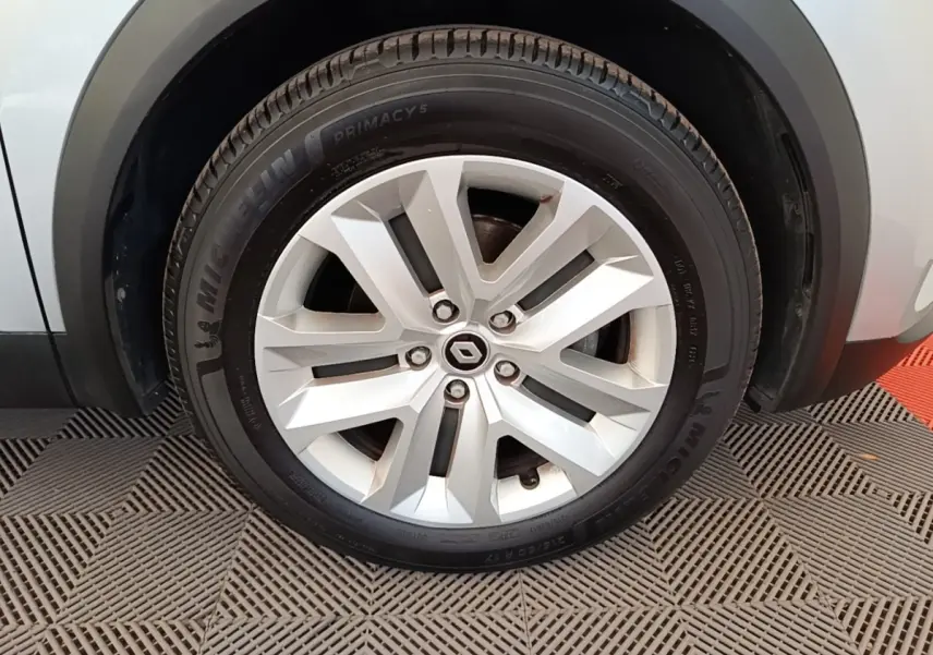 Gros plan sur la roue avant droite du Renault Captur gris clair, avec jante alliage et pneu Michelin Primacy 5.