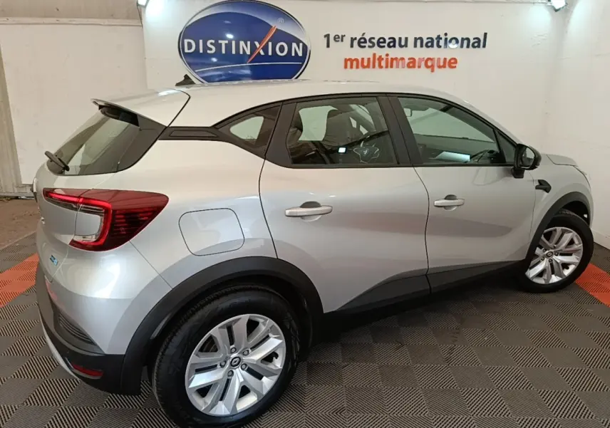 Vue latérale droite d'un Renault Captur Business E-Tech hybride gris clair, avec jantes alliage et feux arrière LED distinctifs.