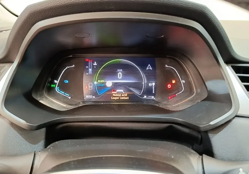 Vue rapprochée du combiné d'instruments numérique du Renault Captur gris clair, affichant 0 km/h et alertes actives.