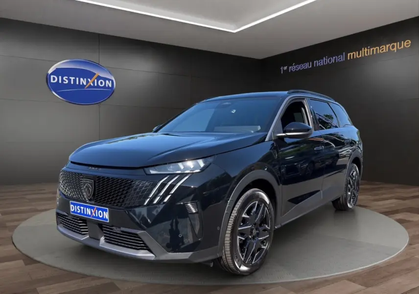 Peugeot 5008 noir en 3/4 avant droit, avec calandre distinctive et jantes noires brillantes.