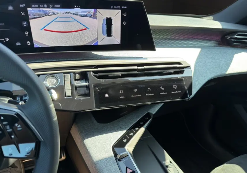Vue intérieure côté conducteur du tableau de bord et écran tactile du Peugeot 5008 noir, avec affichage caméra de recul.