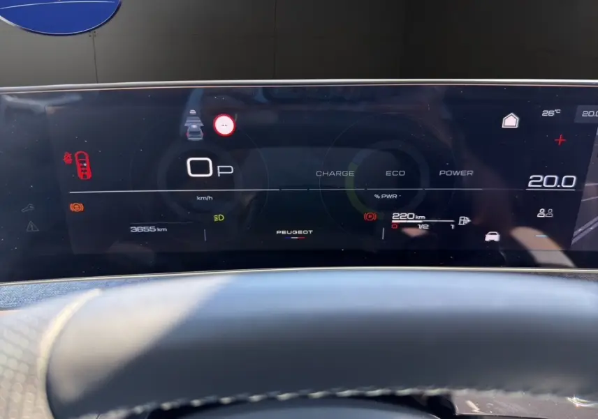 Vue rapprochée du tableau de bord numérique du Peugeot 5008 noir, affichant les informations de conduite et autonomie.