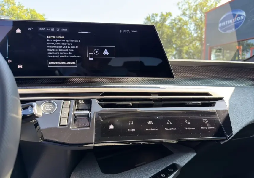 Vue intérieure du tableau de bord du Peugeot 5008 2025 avec écrans tactiles larges et finition moderne noire et grise.