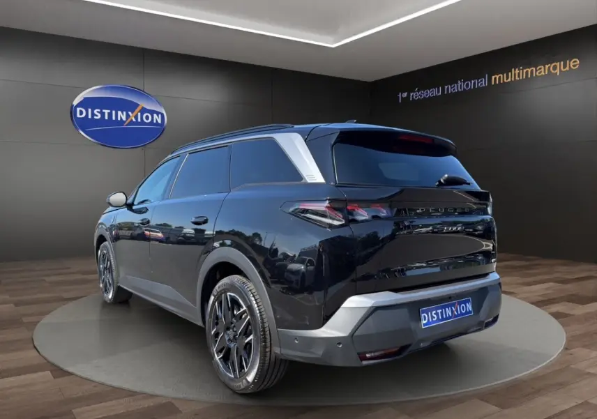 Peugeot 5008 noir vue 3/4 arrière droit, avec jantes alliage et toit ouvrant panoramique visible.