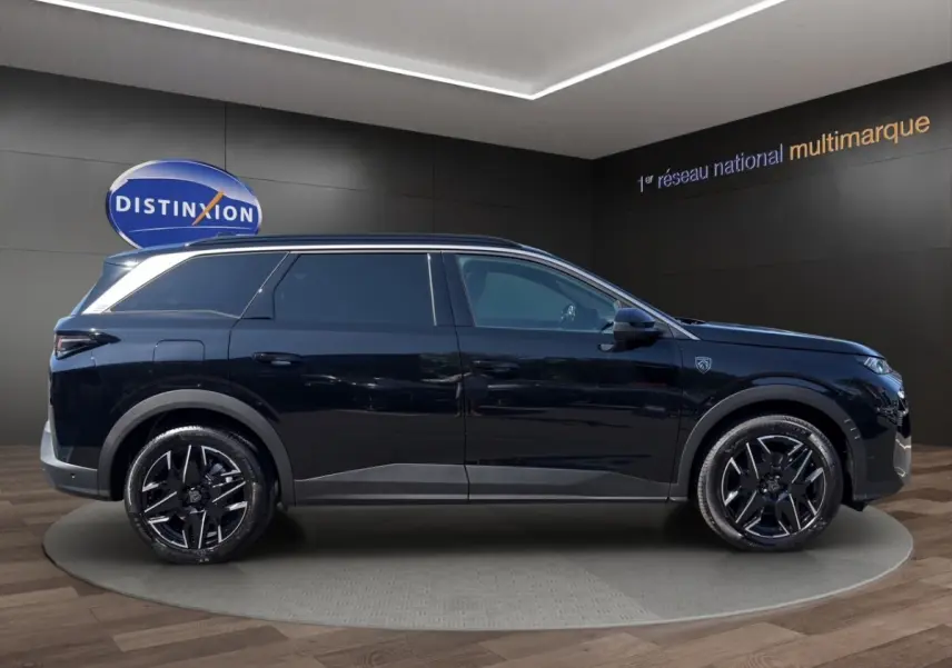 Peugeot 5008 noir vue de profil côté gauche, avec jantes noires et toit ouvrant panoramique visible.