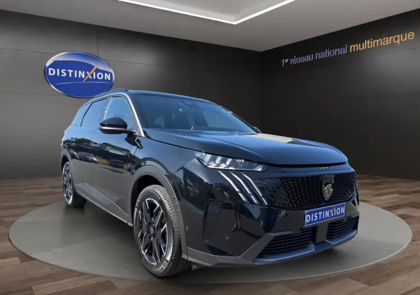Peugeot 5008 noir en 3/4 avant droit, avec calandre noire distinctive et jantes alliage noires brillantes.