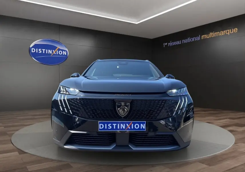 Vue frontale du Peugeot 5008 noir 2025 avec calandre noire distinctive et phares LED en forme de griffes.