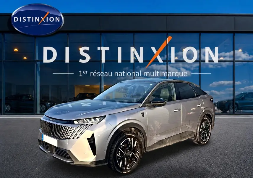 Peugeot 3008 gris en 3/4 avant droit, avec calandre distinctive et jantes alliage noires brillantes.