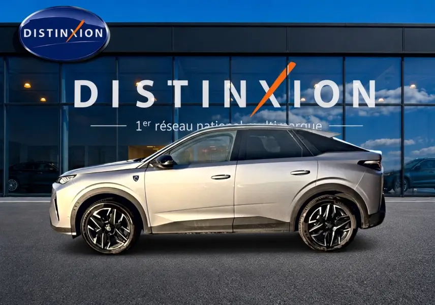 Profil droit du Peugeot 3008 gris 2025 devant une vitrine avec logo Distinxion, jantes alliage visibles.