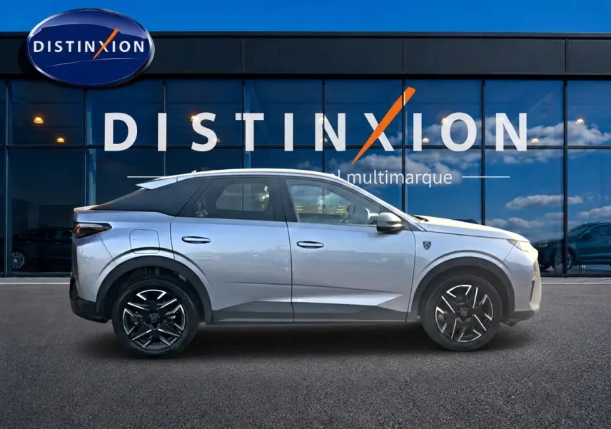 Profil droit du Peugeot 3008 gris 2025 avec jantes alu noires, devant une vitrine Distinxion multimarque.
