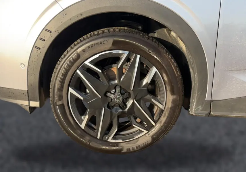 Gros plan sur la roue avant gauche grise d’un Peugeot 3008 1.2 hybrid 145 GT avec jante alu distinctive.
