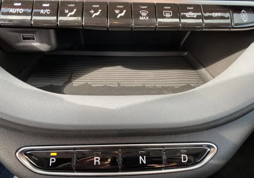 Gros plan sur la console centrale de la Fiat 500 Cabriolet électrique rouge 2022, avec la boîte auto en mode parking P.