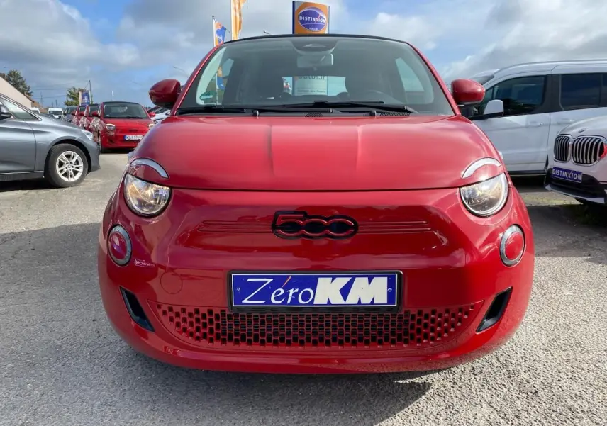 Vue de face d'une FIAT 500 Cabriolet Electrique rouge avec logo 500 noir et plaque Zéro KM visible.