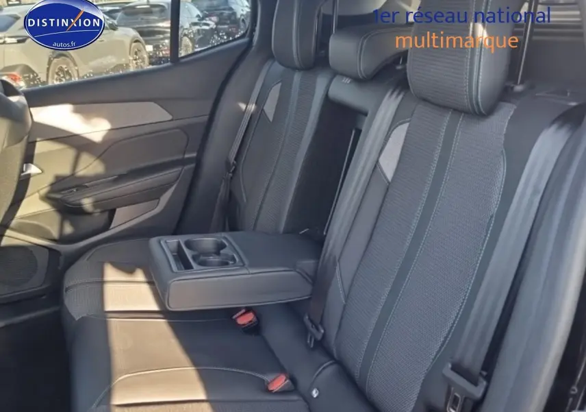 Vue intérieure de la banquette arrière noire du Peugeot 408 Hybrid 145 allure avec accoudoir central et porte-gobelets.