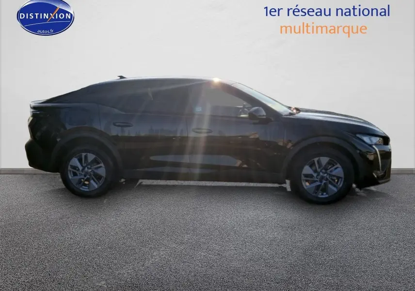 Profil droit d'une Peugeot 408 Hybrid 145 allure e-dcs6 noire, avec jantes alu et vitres teintées.