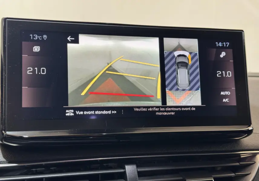 Écran tactile intérieur affichant la caméra de recul et l’aide au stationnement du Peugeot 3008 gris clair, vue de face.