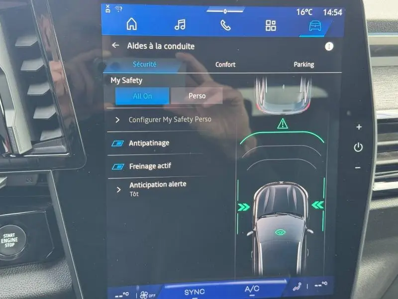Écran tactile intérieur du Renault Austral 2025 montrant les aides à la conduite avec interface moderne et commandes visibles.
