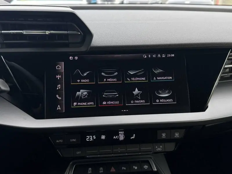 Écran tactile central de l'Audi A3 Sportback 2024 affichant les menus radio, médias, téléphone et navigation.