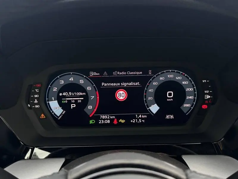 Vue rapprochée du tableau de bord numérique de l'Audi A3 Sportback 2024 affichant la vitesse, consommation et signalisation routière.
