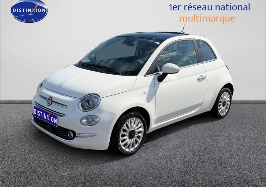 Fiat 500 blanc vue 3/4 avant droit, jantes alliage et toit panoramique en verre visible.