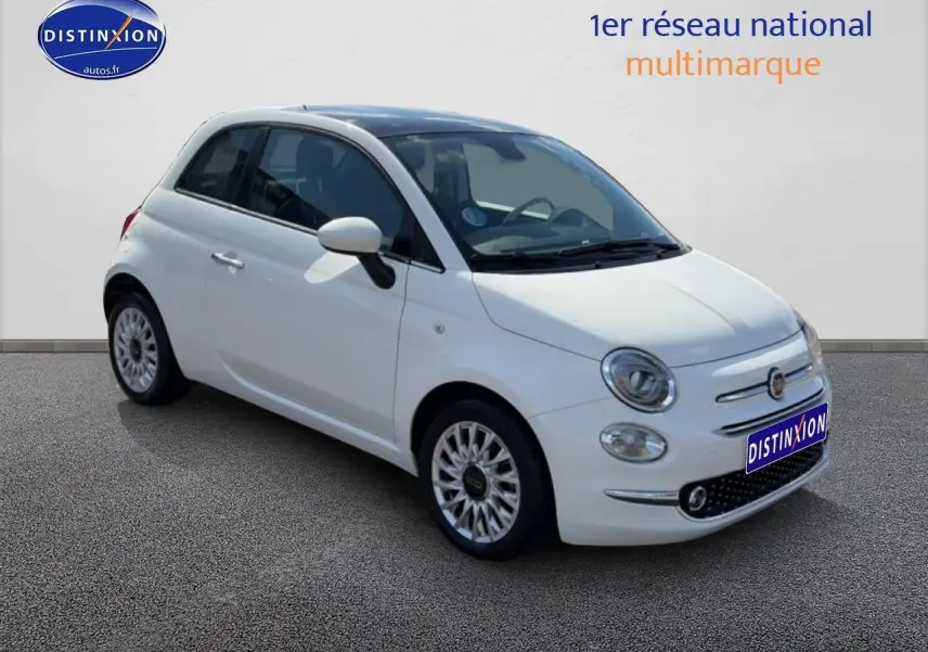 Fiat 500 blanc vue 3/4 avant droit, jantes alu et toit panoramique en verre visibles.