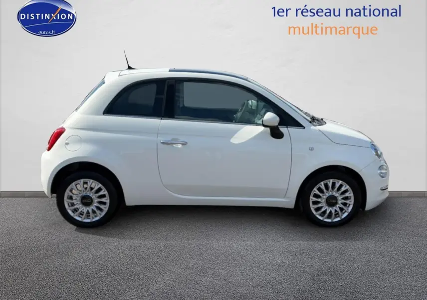 Profil droit d'une Fiat 500 blanche 2023 avec jantes alu et vitres teintées sur fond neutre.