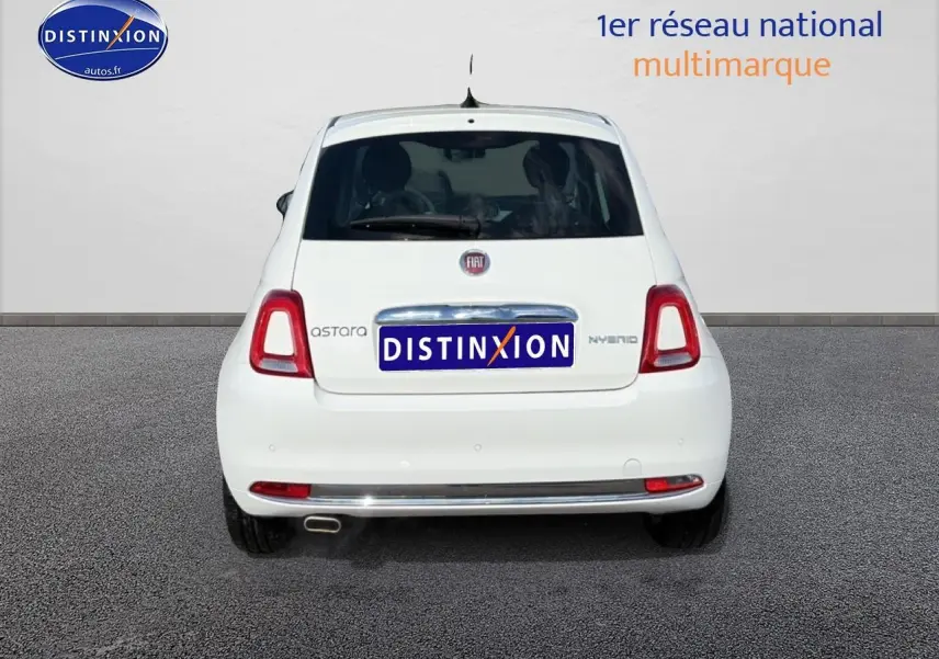 Vue arrière d'une Fiat 500 blanche avec feux rouges et plaque d'immatriculation Distinxion visible.