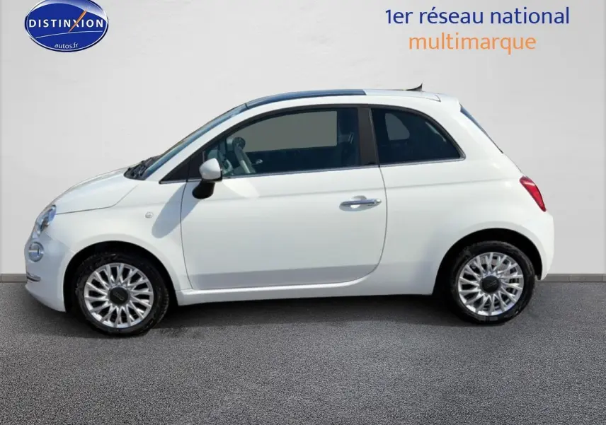 Profil droit d'une Fiat 500 blanche 2023 avec jantes alu et toit panoramique en verre visible.