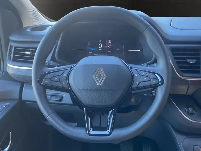 Vue frontale du volant multifonctions noir du Renault Trafic Fourgon 2026 avec tableau de bord digital et finitions bois.