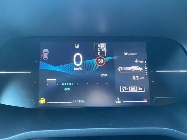 Affichage numérique du tableau de bord du Renault Trafic Fourgon 2026, montrant la vitesse à 0 km/h et les alertes de conduite.